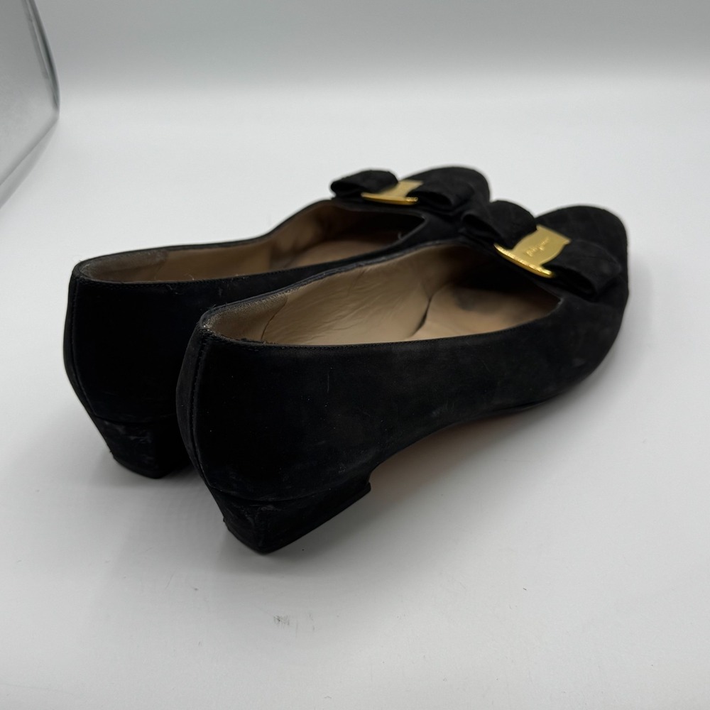 Salvatore Ferragamo Vara Pumps Women 7.5C Black Suede Bow Logo Italy Vintage - Picture 6 of 9